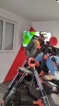 Client vivant une expérience de montagnes russes en réalité virtuelle à ArcadiaXP