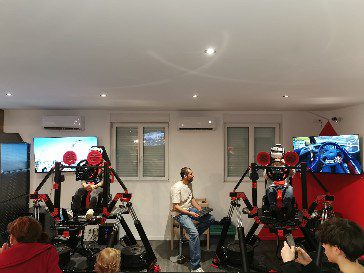 Enfant ou adulte sur simulateur dans la salle ArcadiaXP Aurillac