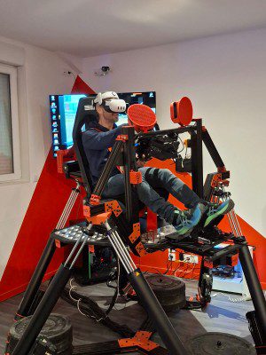 Simulateur de course dynamique en réalité virtuelle dans la salle d'arcade ArcadiaXP à Aurillac