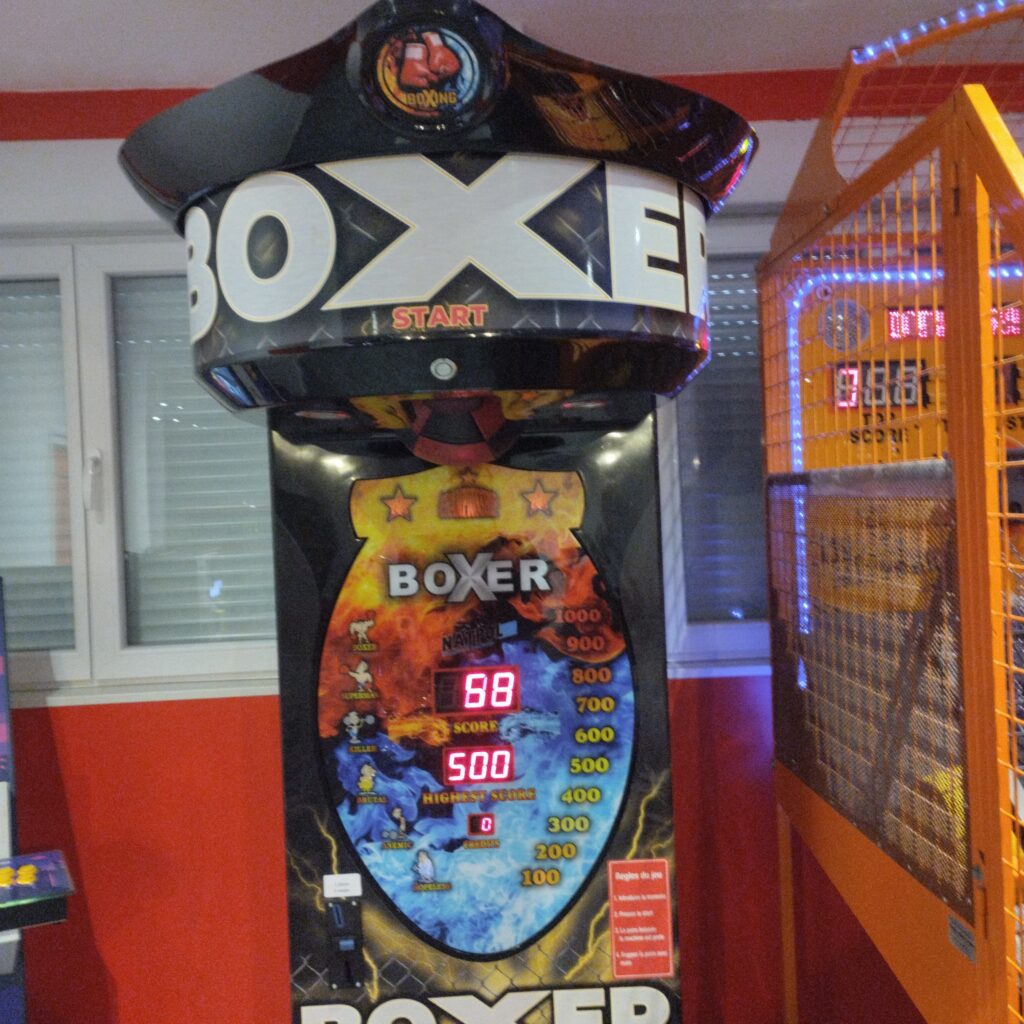 Machine de test de puissance de coup de poing chez ArcadiaXP