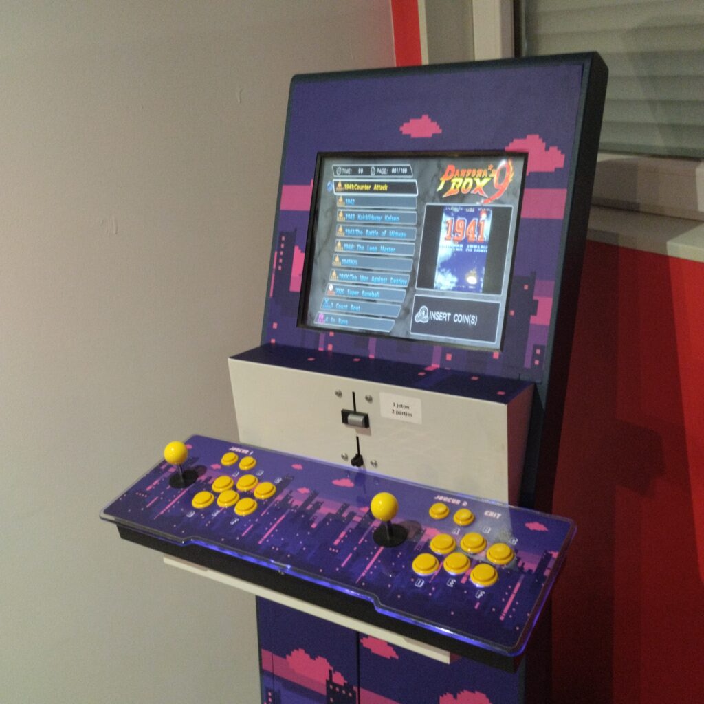 Borne d’arcade rétro dans la salle ArcadiaXP à Aurillac