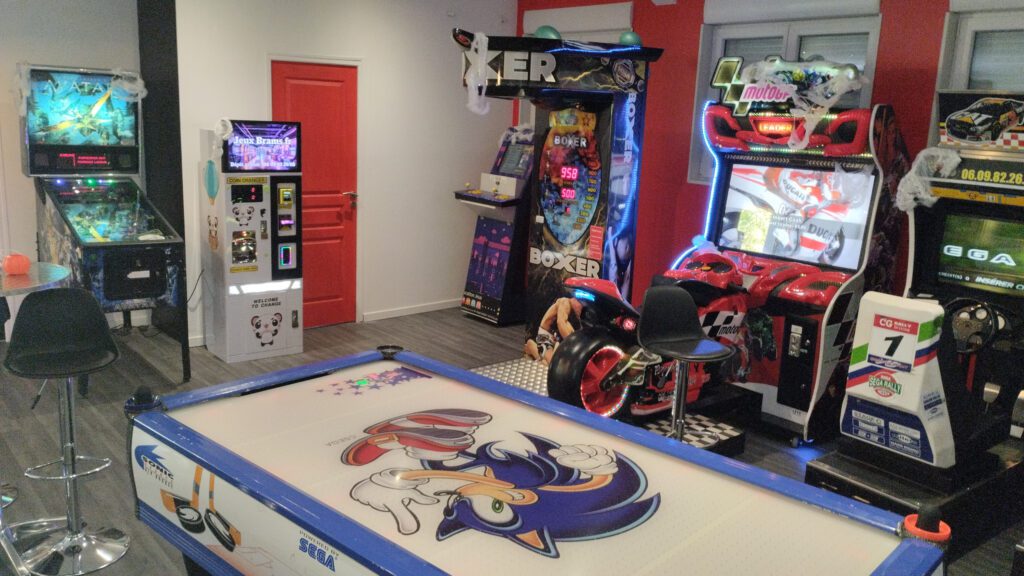 Jeux d’arcade dans la salle Arcadia XP à Aurillac : flipper, baby-foot, air hockey et bornes rétro.