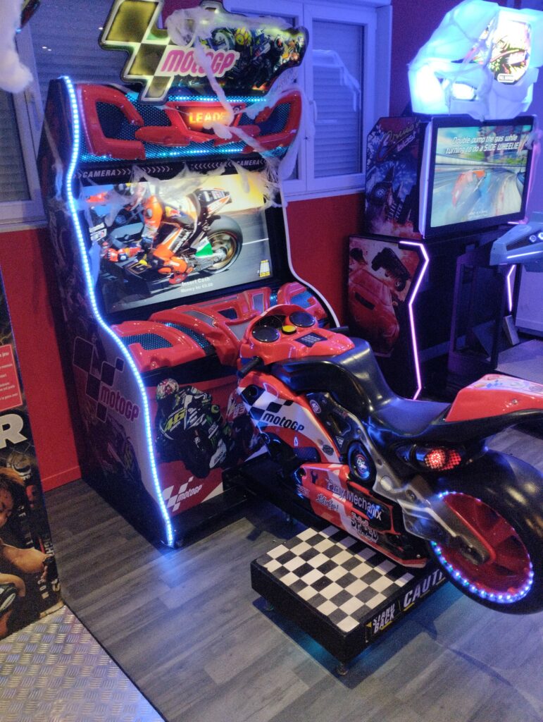 Simulateur MotoGP course immersive salle d’arcade Aurillac